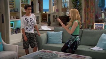 Bcbgmaxazria Andrick Palms Print-Blocked Minifalda usada por Liv Rooney (Dove Cameron) en Liv y Maddie (S04E07)