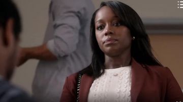 A. L. C. Silvia Haut porté par Michaela Pratt (Aja Naomi King) dans la Façon de s'en tirer avec Assassiner (S03E01)