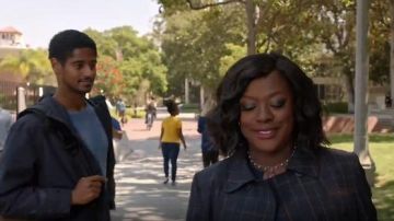 La théorie Abla Manteau porté par Annalise Keating (Viola Davis) dans la Façon de s'en tirer avec Assassiner (S03E01)