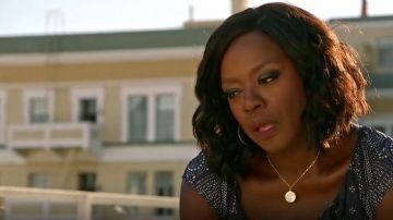 Collar de helechos de nácar Peggy Li usado por Annalise Keating (Viola Davis) en Cómo salirse con la suya con el asesinato (S03E01)