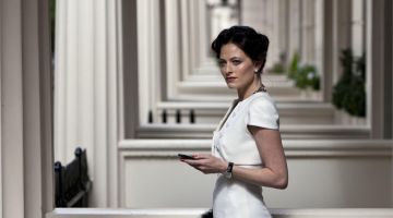 La montre de Lara Pulver (Irene Adler) dans Sherlock S02E01