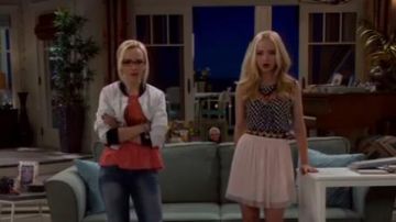 Vince Camuto Centre de Pli Non-Stretch sans Manches Chemisier porté par Liv Rooney (Dove Cameron) en Liv et Maddie (S04E12)