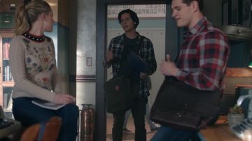 Mochila Fjällräven usada por Jughead Jones (Cole Sprouse) como se ve en Riverdale S02E11