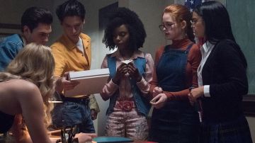 Le top marron col roulé porté par Cheryl Blossom (Madelaine Petsch) dans Riverdale S03E04