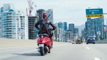 Scooter Red Piaggio Vespa conducido por Wade Wilson / Deadpool / Voice of Juggernaut (Ryan Reynolds) en Deadpool 2