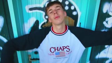 Le sweatshirt Ralph Lauren de Chaps dans le clip Fond De La Classe de Foda C (Columbine)