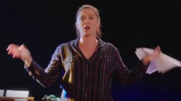 Rails de Selena Top Rayé porté par Rebecca Tas (Rachel Bloom) dans Crazy Ex-Girlfriend (S04E14)