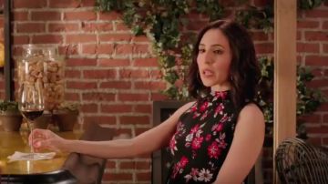 Milly Twilight Floral Manches Peplum Flare Shell Haut porté par Valence Perez (Gabrielle Ruiz) dans Crazy Ex-Girlfriend (S04E14)