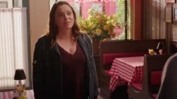 Rails de Subvention des Cultures Veste portée par Rebecca Tas (Rachel Bloom) dans Crazy Ex-Girlfriend (S04E14)