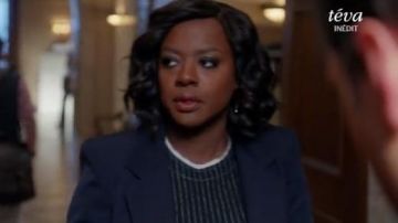 DKNY Pinstripe Vestido de vaina de técnica mixta usado por Annalise Keating (Viola Davis) en Cómo salirse con la suya con el asesinato (S03E07)