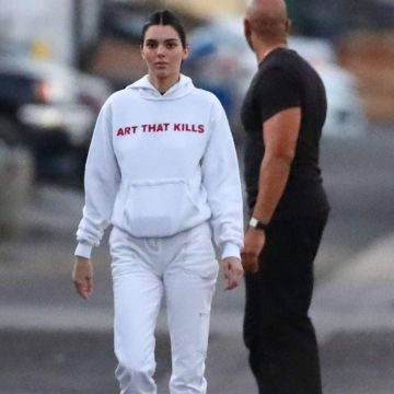 L'Art Qui Tue Graphic Hoodie, portés par Kendall Jenner sur Instagram compte de @amandaeliza49