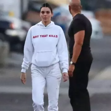 L'Art Qui Tue Graphic Hoodie, portés par Kendall Jenner sur Instagram compte de @amandaeliza49