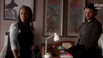 Halogène Trois Quart Cardigan à Manches en Bleu Amparo porté par Michaela Pratt (Aja Naomi King) dans la Façon de s'en tirer avec Assassiner (S03E08)