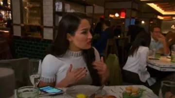 Alice + Olivia Ciara Col-Manches Courtes Monté Recadrée Chandail porté par elle-Même (Nikki Bella) dans le Total des Bellas (S04E09)