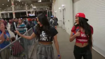 Alice + Olivia Farrel Sac en Papier Plissé Pantalon porté par elle-Même (Brie Bella) dans le Total des Bellas (S04E09)