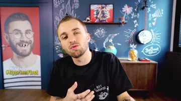 Le t-shirt The Kooples 'Lost Paradise' porté par Squeezie dans sa vidéo YouTube La na­ture est sur­pre­nante (genre ce crabe)