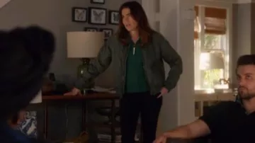 Tory Burch Noland Cardigan usado por Laurel Castillo (Karla Souza) en Cómo salirse con la suya con el asesinato (S03E13)