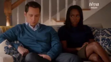 La théorie Tolleree Manches Courtes Pull en Cachemire en Profondeur de la Marine porté par Michaela Pratt (Aja Naomi King) dans la Façon de s'en tirer avec Assassiner (S03E13)