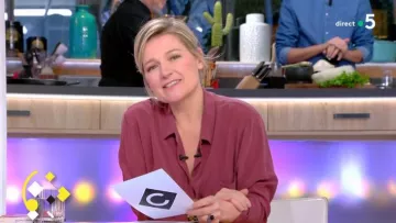 La chemise vieux rose de Anne-Élisabeth Lemoine dans C à vous du 18/03/2019