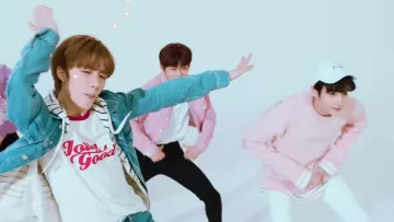 Le sweatshirt rose porté par Huening Kai dans le clip Crown des TXT