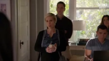 Barneys New York à Bout Cardigan en Cachemire porté par Bonnie Winterbottom (Liza Weil) sur la Façon de s'en tirer avec Assassiner (S03E14)