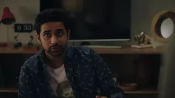 L'ondulation de la Jonction Chérubin Tie-Dye Tee porté par Rakesh (Suraj Sharma) en Dieu Me demande d'ami (S01E17)