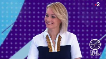 El vestido con cuello polo con cremallera y volantes Sandro de Julia Livage en Télématin el 19.03.2019
