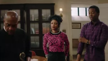 Topshop Graffiti Jacquard Suéter usado por Javicia Leslie en God Friended Me (S01E17)