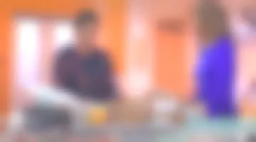 Le pull Bleu marine bluette Des petits hauts de Marie Perarnau dans La maison des maternelles le 19.03.2019