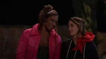 Chaqueta Puffer recortada Bar III, creada para Macy's usada por Poppy Banks (Kimrie Lewis) en padres solteros (S01E18)