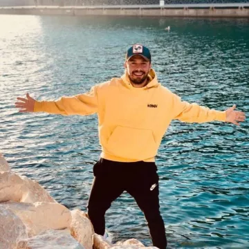 The sweatshirt hoody yellow Better of Kevin Guedj on his account Instagram @kevinguedj