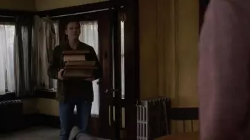 Veste zippée en velours côtelé portée par Jack (Alexander Calvert) dans les tenues de la série télévisée Supernatural (S14E16)