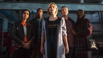 La veste longue de The Doctor (Jodie Whittaker) dans Doctor Who S11E01