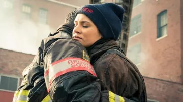 Chicago Fire Department Bonnet porté par Stella Kidd (Miranda Rae Mayo) dans Chicago Fire (S06E12)