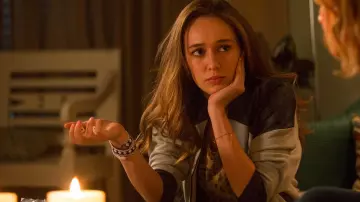 Le bracelet bleu d'Alicia Clark (Alycia Debnam Carey) dans Fear the Walking Dead S01E03