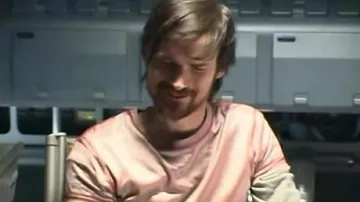 Le t-shirt rose porté par Snow (Jeremy Davies) dans Solaris