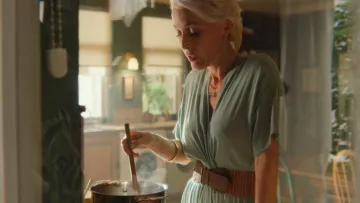 The belt camel of John Milburn (Gillian Anderson) in Sex Education S01E04