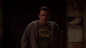 Flèche brisée Taverne vert T-shirt porté par Marshall Eriksen (Jason Segel) dans how I met your Mother (S02E20)
