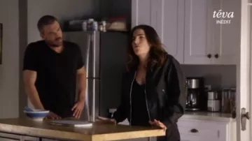 3.1 Phillip Lim patins Blouson porté par Laurel Castillo (Karla Souza) dans le Meurtre (S04E07)