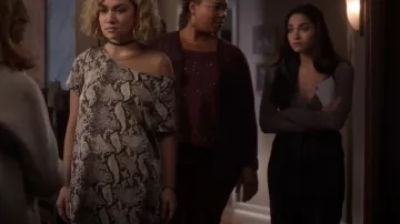 Urban Outfitters Uo Billie-Jarretelles Global porté par Simone (Brittany O'Grady) Star (S02E12)