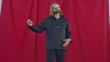 Le coupe-vent noir Prada de SCH dans le clip HS de Hamza