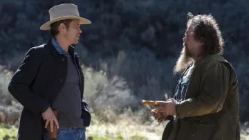 Gabardina usada por Raylan Givens (Timothy Olyphant) como se ve en Justified S01E12