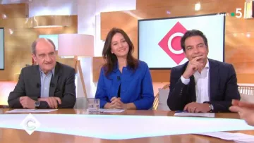 La veste bleue de Marion Ruggiéri dans C à vous du 18/03/2019