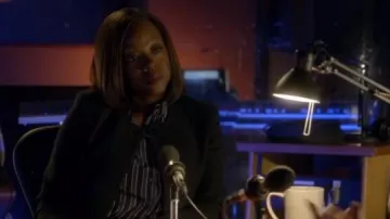 Camisa de crepé de chine a rayas de Michael Kors usada por Annalise Keating (Viola Davis) en Cómo salirse con la suya con el asesinato (S04E15)