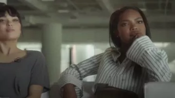 Camisa recortada a rayas con botones blancos y frontales usada por Alexandra Crane (Ryan Destiny) en Star (S02E18)