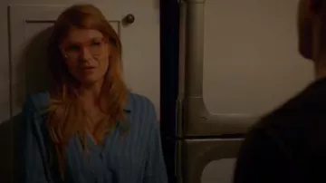 Bella Dahl Cravate Rayée Devant Shirt porté par Abby Clark (Connie Britton) dans le 9-1-1 (S01E07)