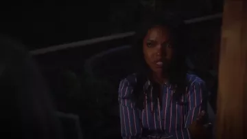 Off White Pinstripe Ruffle Back Tie Camisa delantera usada por Alexandra Crane (Ryan Destiny) en Star (S02E18)