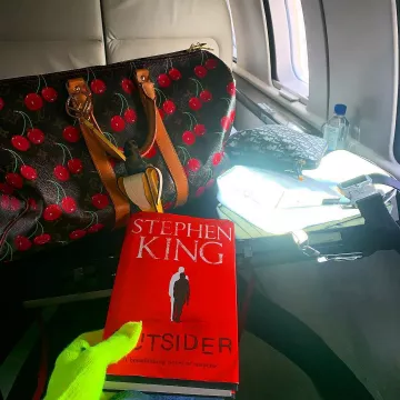 Le sac de voyage à imprimé cerises Louis Vuitton de Bella Hadid sur son compte Instagram @bellahadid