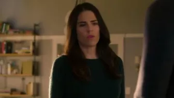 C by Bloomingdales Cold-Shoulder Cashmere Sweater usado por Laurel Castillo (Karla Souza) en How to Get Away with Murder (S05E14)