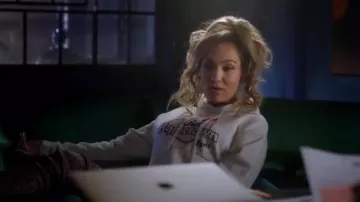 Vetements ville Natale Couper Capuche Blanc porté par Jude Demorest la Star (S03E01)